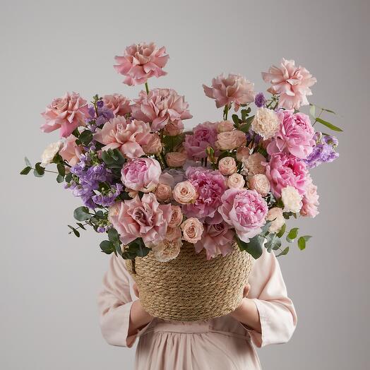 Корзина с розовыми пионами и ароматной маттиолой. АРТ 725