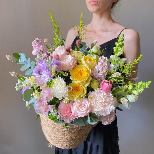 Воздушная корзина с яркими цветами