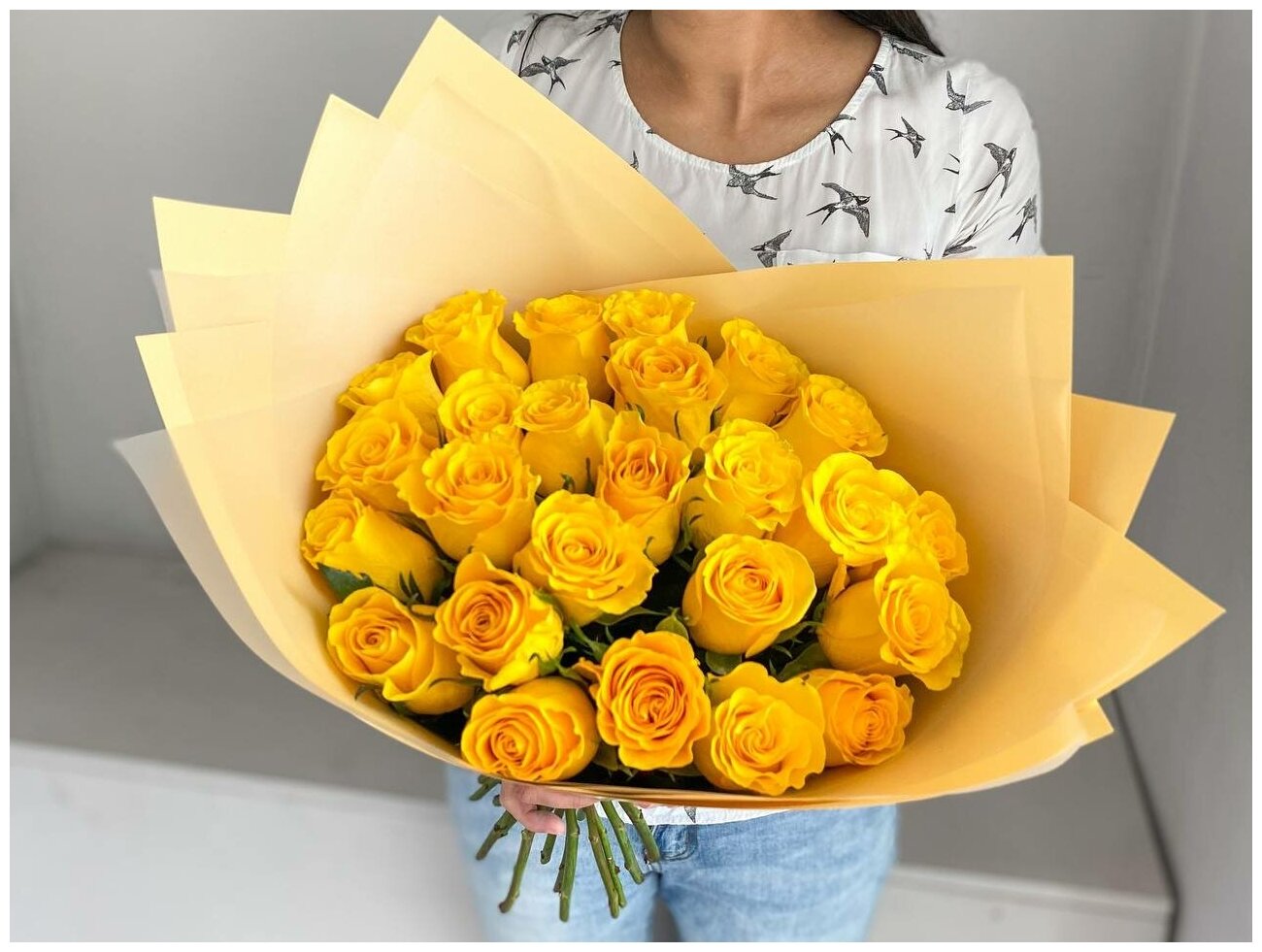 25 yellow roses