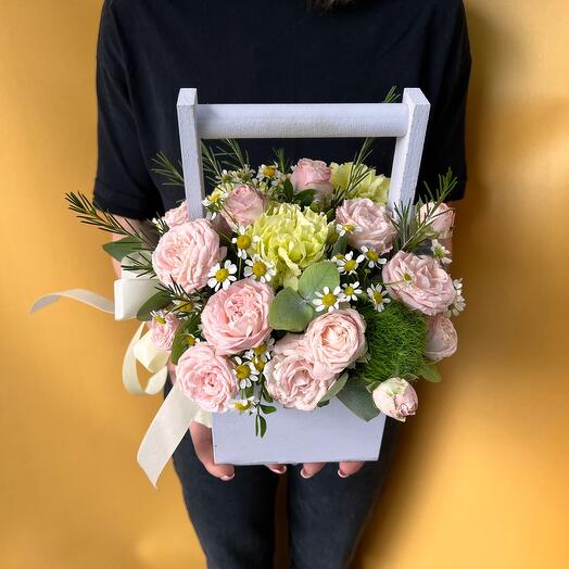 Box with pink roses and chamomile "Delicate kiss"