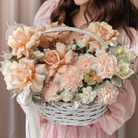 Бежевые французские розы, ажурные диантусы и веточки эвкалипта с белоснежной эустомой