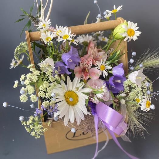 Ящик полевых цветов с ромашками и колокольчиками