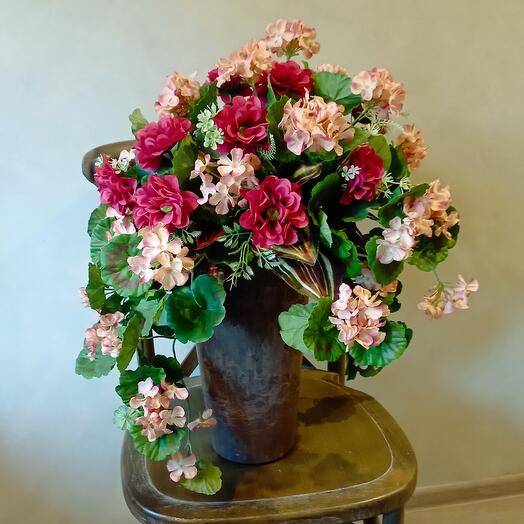 Большая композиция из искусственных цветов