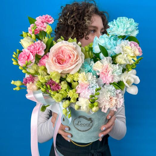 Цветы в коробке Японские розы Тсумуги (Tsumugi) с радужными диантусами. Композиция Букет 567. Leora Flowers дом цветочной моды