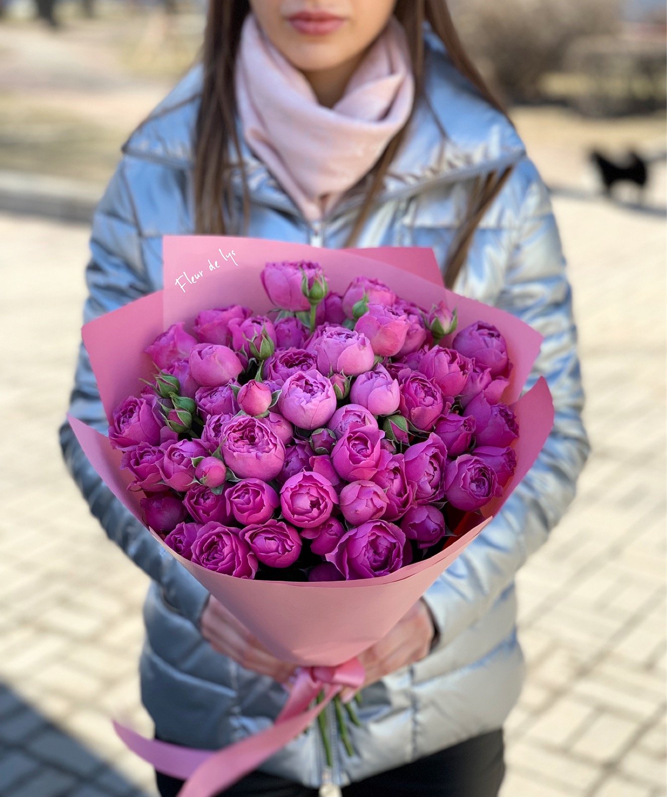 15 пионовидных роз