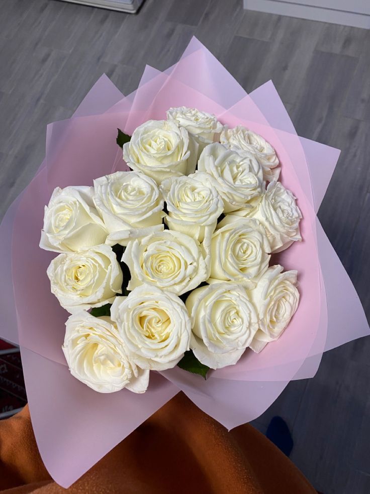 5 white roses