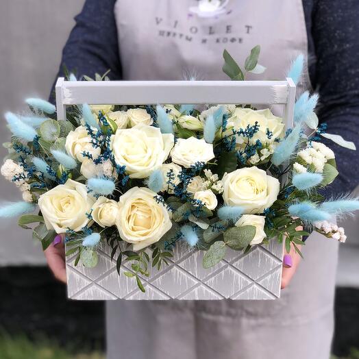 Розы и лагурус в ящике Снежная королева