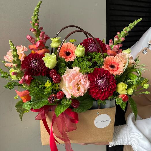 Dahlias and lion's pharynx in the composition "Four Seasons"