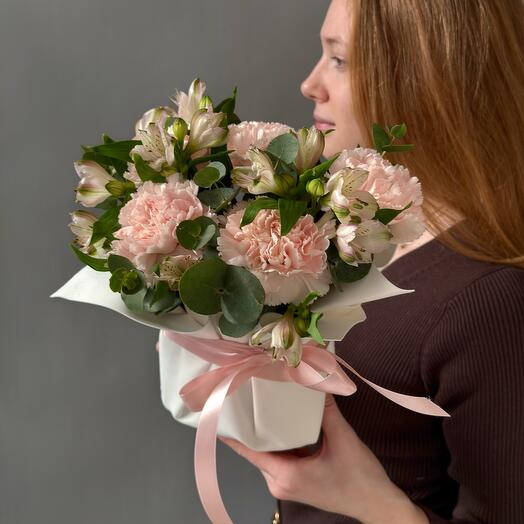 Composition compliment with pale pink diantes and alstriently