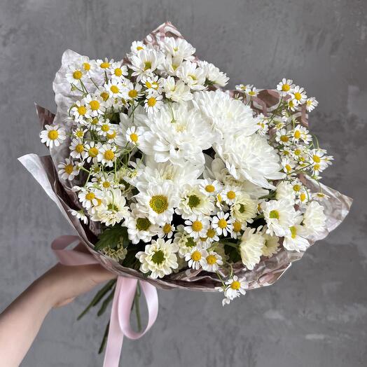 Букет в интерьер в крафтовой бумаге Ромашки