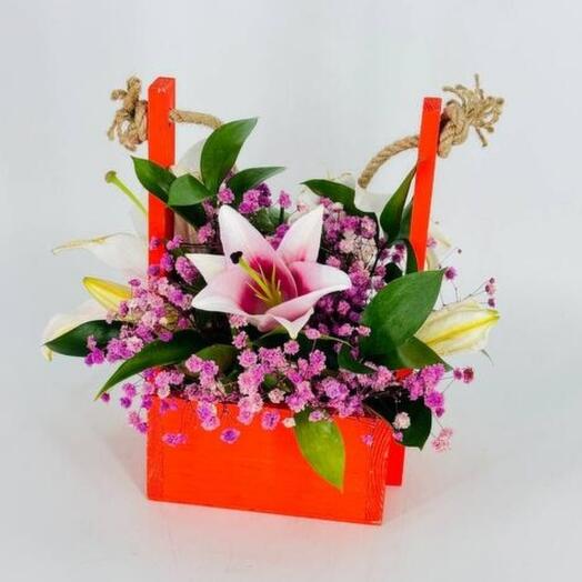Buketik Lilius with a gypsophila in a wooden pot