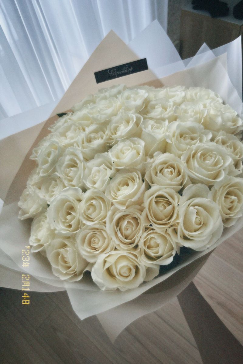 9 white roses