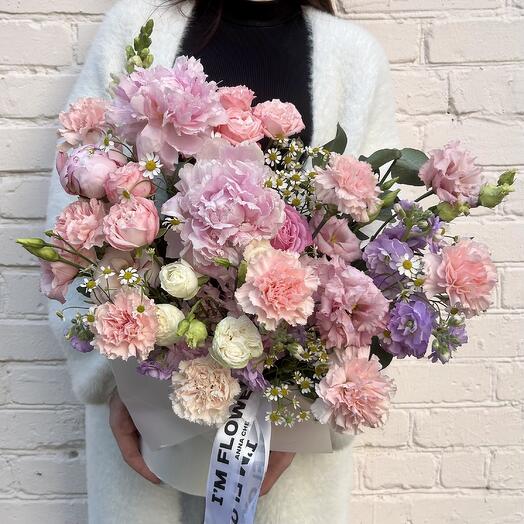 Букет с пионами, кустовыми розами и диантусами в шляпной коробке