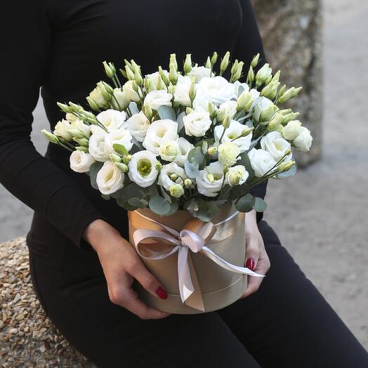 Коробка из белой эустомы с эвкалиптом "Мадмуазель"