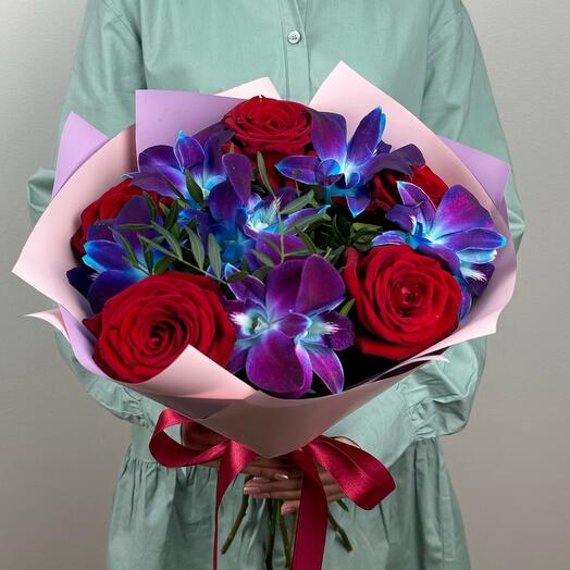 Красные розы с космическими орхидеями (мини). Букет 418 ALMOND ROSES