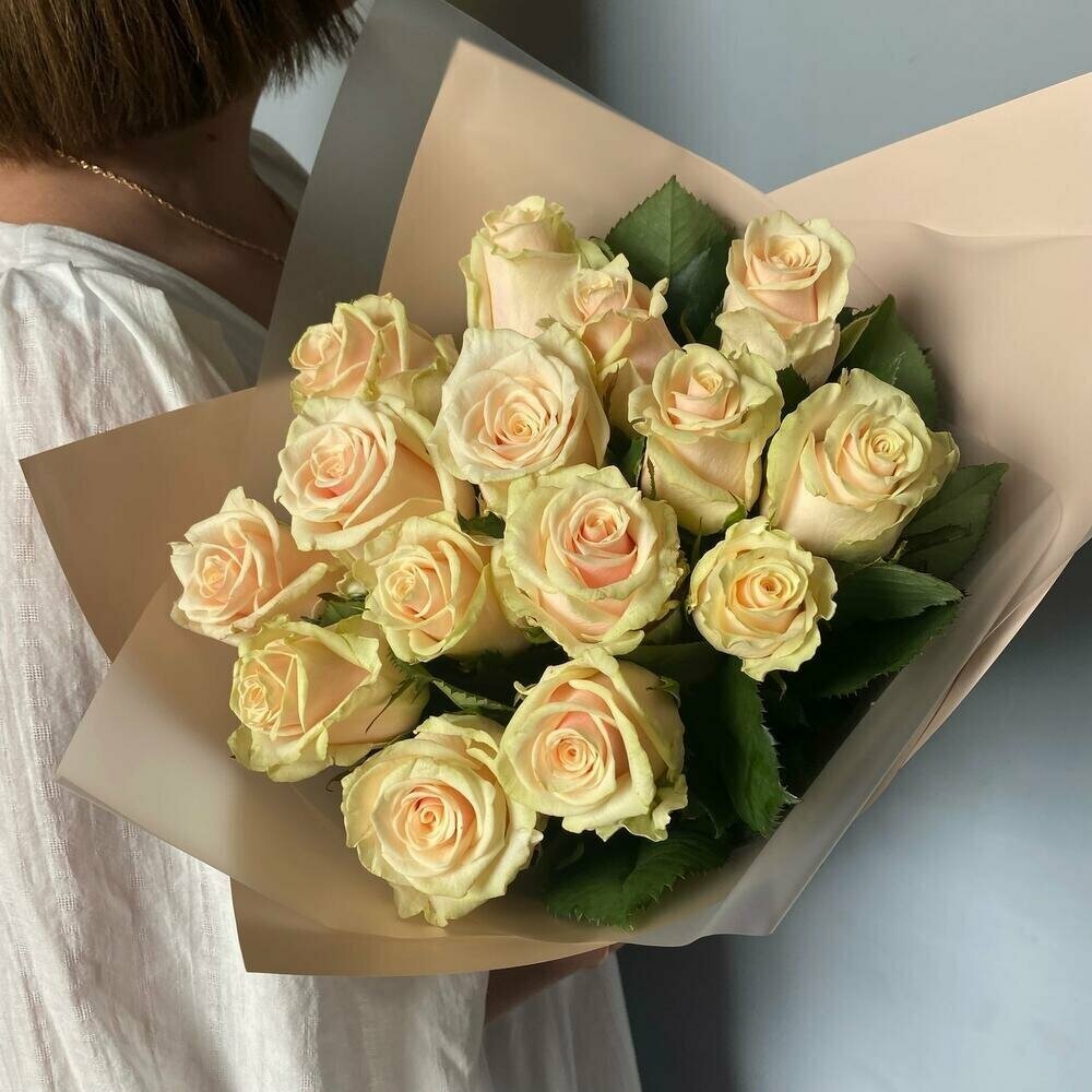 15 кремовых роз