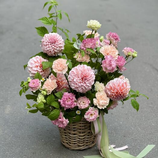 Корзина с экстомой, георгинами и малиной