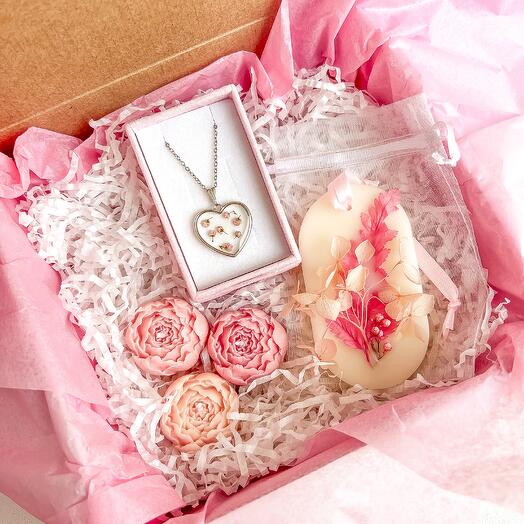 Gift set with candles and pendant