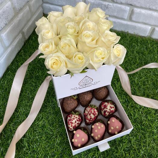Белые розы в шкатулке с клубникой в шоколаде