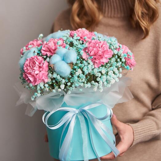 Модные долгожители диантусы и хлопок в голубой коробке