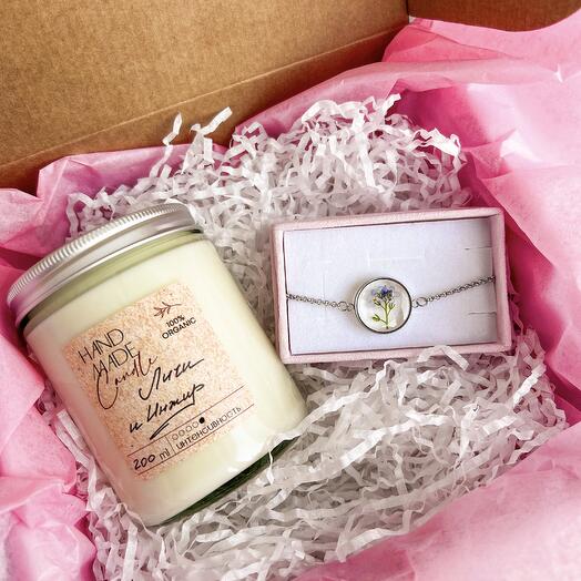 Подарок на день рождения с браслетом с незабудкой и большой аромасвечей