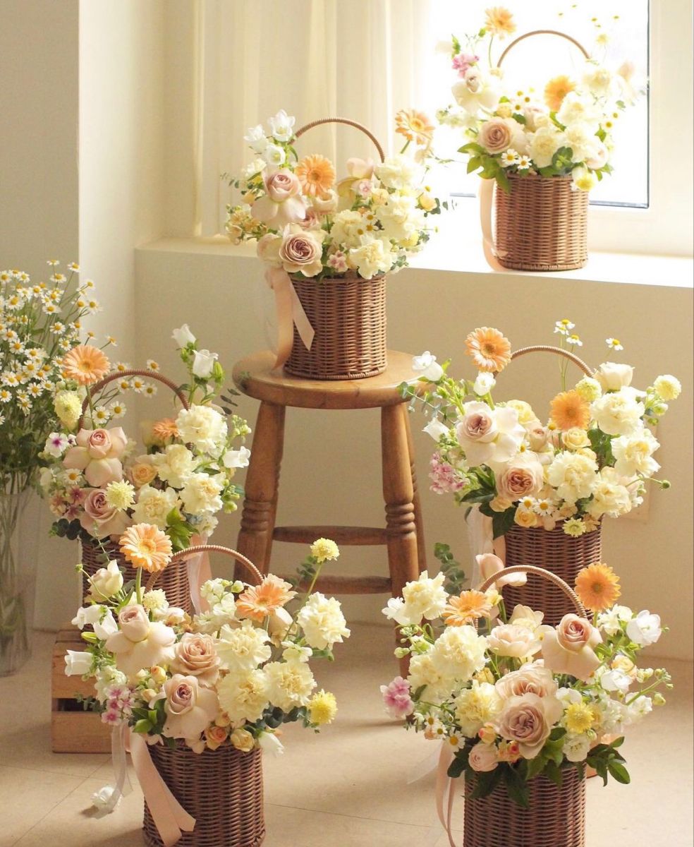 Яркий букет в корзине 🌷