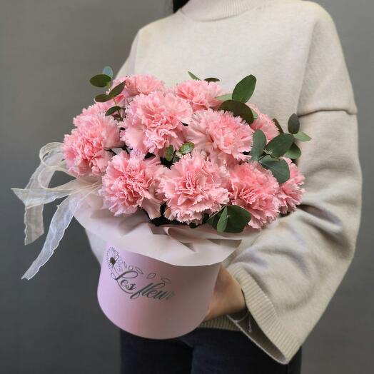 Гвоздика розовая с эвкалиптом в шляпной коробке (П0083)