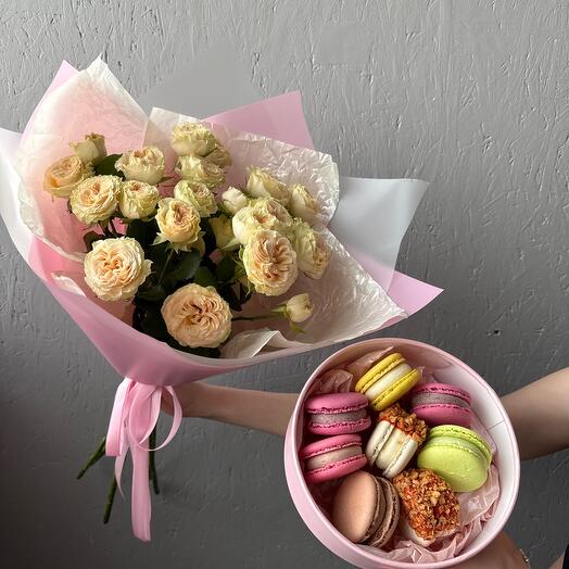 Пионовидные кустовые розы и макарунс