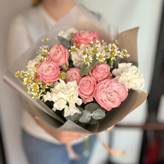 Букет авторский с диантусами пионовидными кустовыми розами и ромашкой