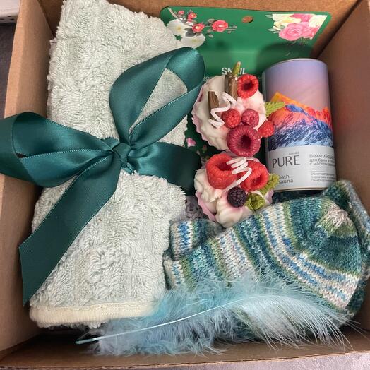 Gift set for girls in green gamut with a bath for a bath, aroms and handmade socks made of natural wool