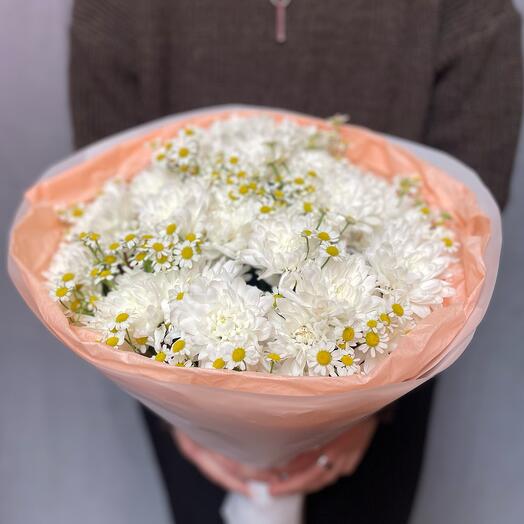 Букет из хризантем и ромашек