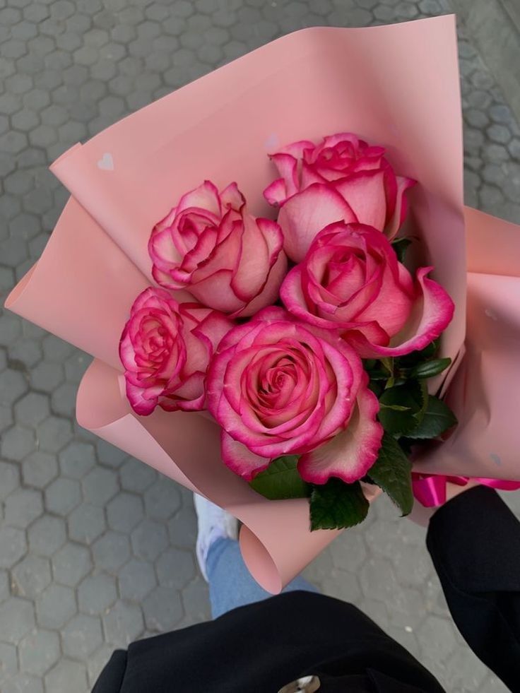 5 pink roses