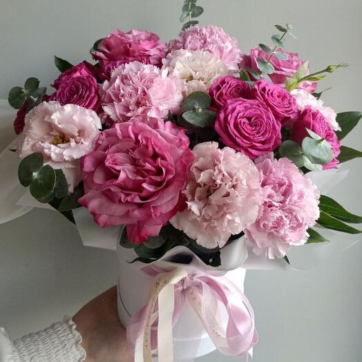 Пионовидные розы, Эустома и Диантусы, композиция в подарочной коробке 💖