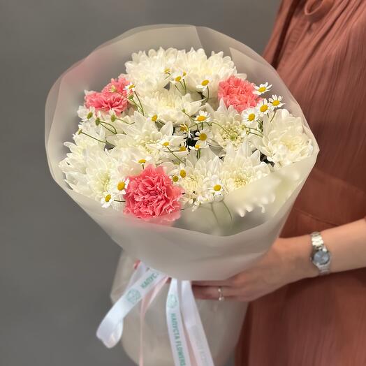 Стойкий и нежный букет с ромашками, хризантемой и розовыми гвоздиками