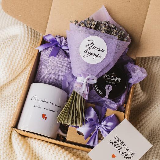 Gift set for mom with a bouquet and honey