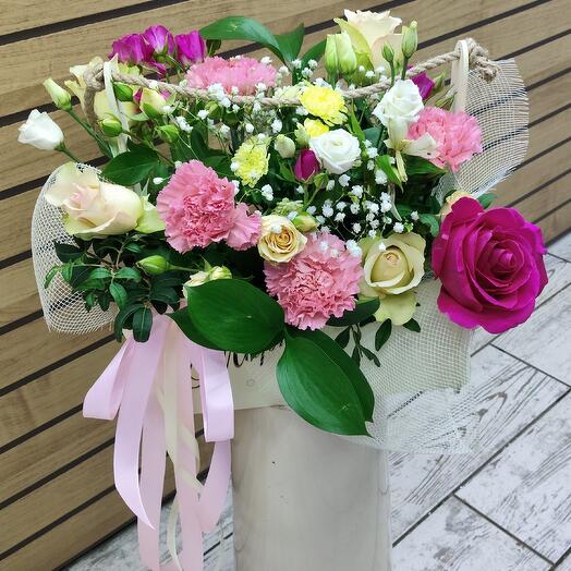 Цветочная композиция в деревянном ящике