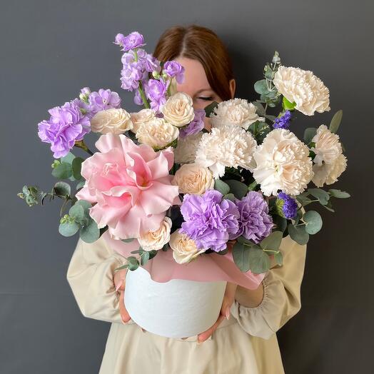 Tender composition with French rose and fragrant mattiola