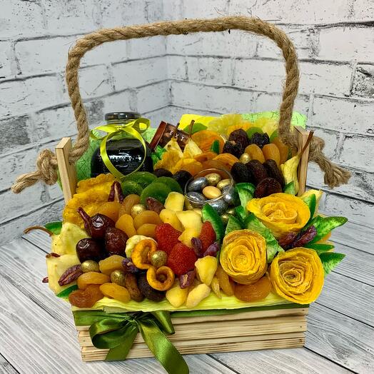 Ящик с соком и сухофруктами для него