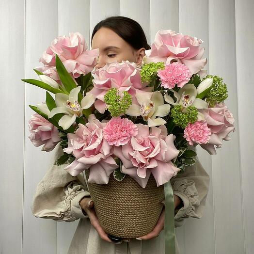 Корзина из джута с французскими розами, орхидеями , тюльпанами и вибурном