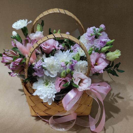 Корзина с эустомой, кустовой маттиолой и альстромерией