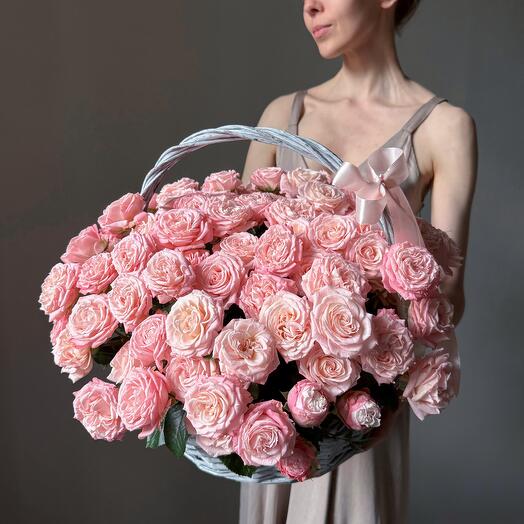 Корзина с кустовыми пионовидными розами