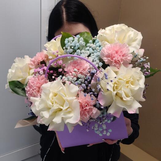 Volumetric composition of French roses in a purse