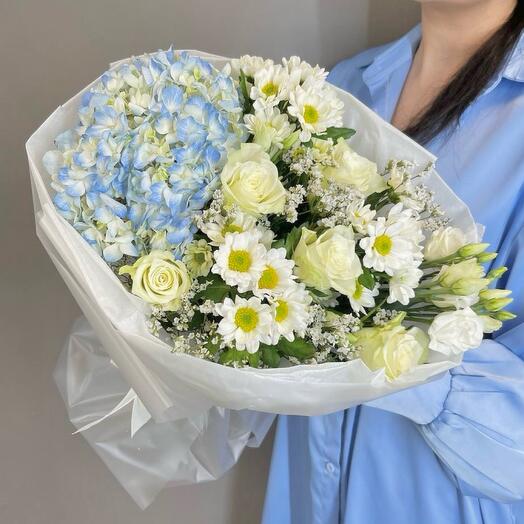 Кусочек неба 🦋 Гортензия, ромашковые сантини, розы , веточки лимониума