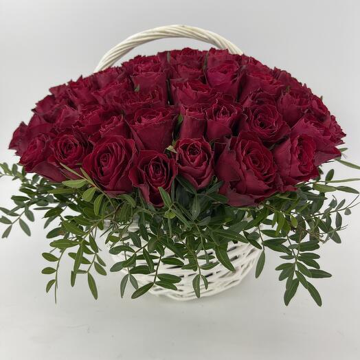 Композиция из 75 бордовых роз MADAM RED в плетеной корзине