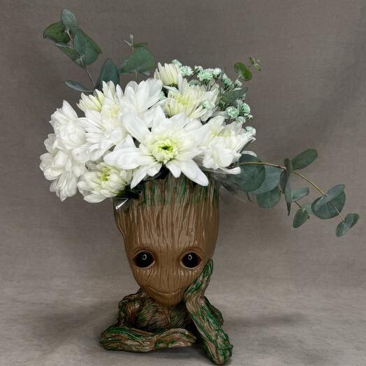 Грут в композиции с кустовой хризантемой эвкалиптом и гипсофилой