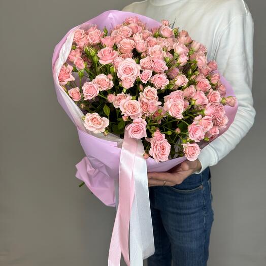 Bouquet of pale pink bush roses