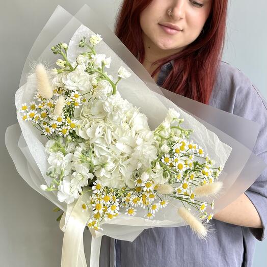 Summer waltz with hydrangea, chamomile and Mattiola