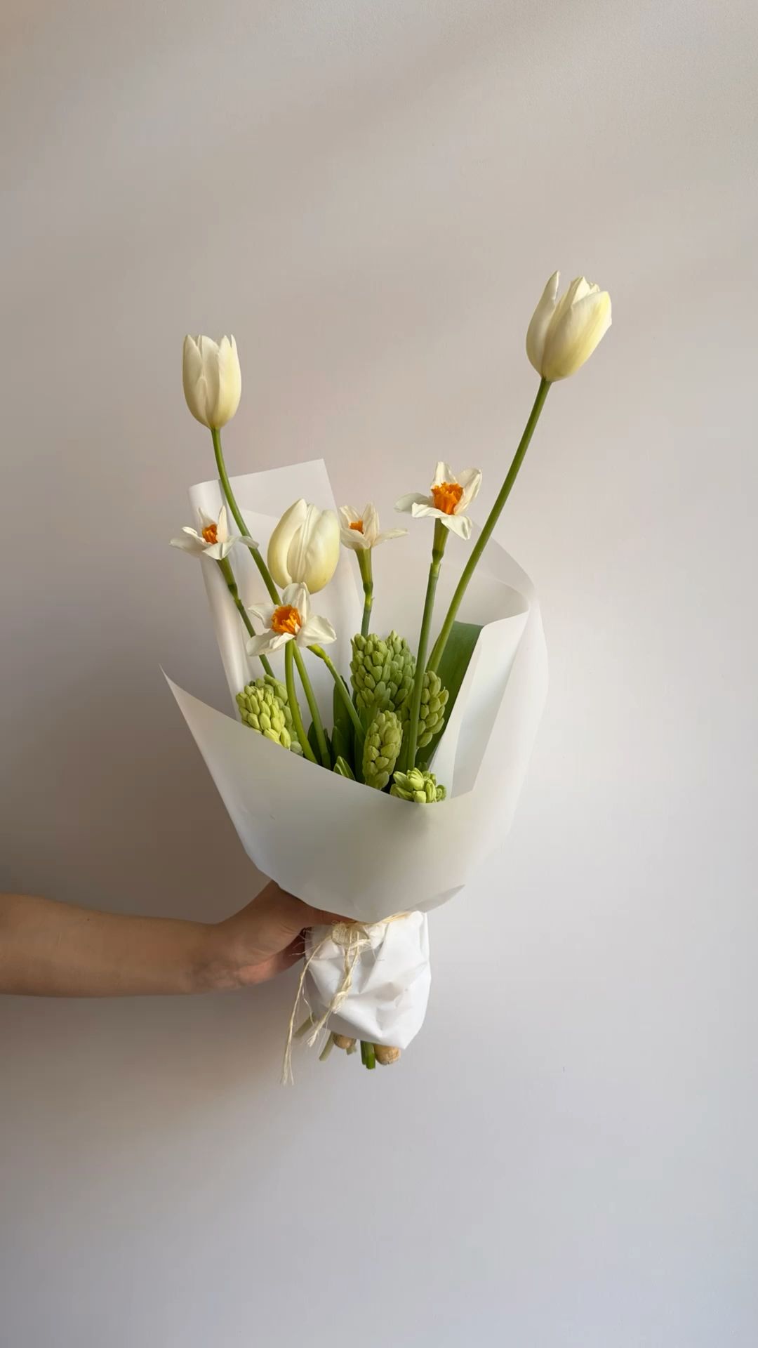 Bright mono bouquet 🌷