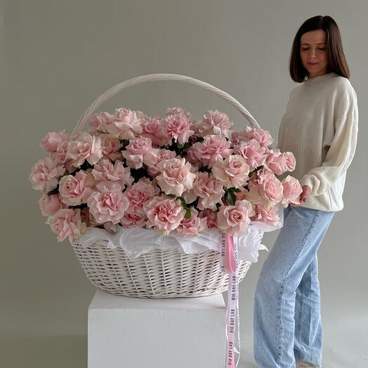 Огромная корзина французских роз в нежном розовом оттенке