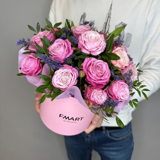 Pionivate roses in a box